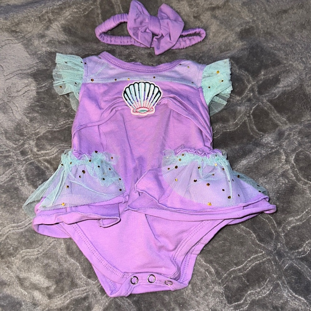 Beach theme skirted body suit with head band nwot 3/6m